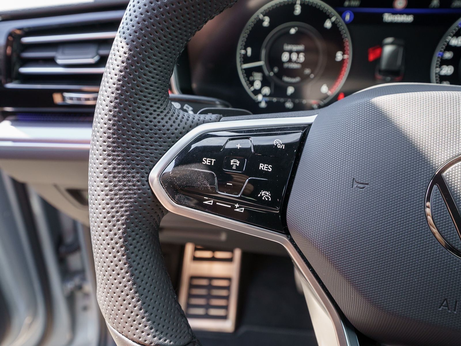 Fahrzeugabbildung Volkswagen Touareg R-Line TDI Head-up DYNAUDIO Standhz AHK