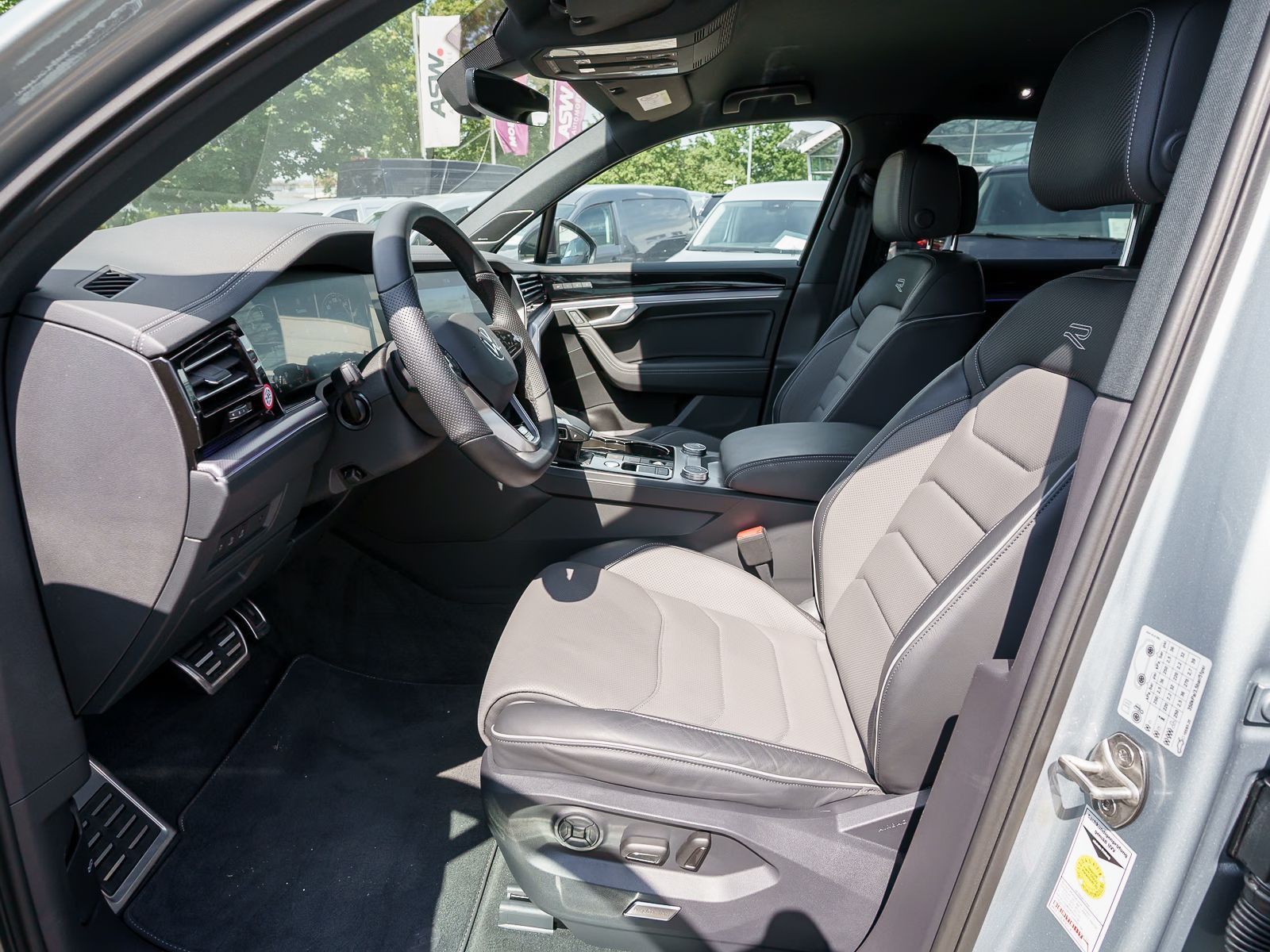Fahrzeugabbildung Volkswagen Touareg R-Line TDI Head-up DYNAUDIO Standhz AHK