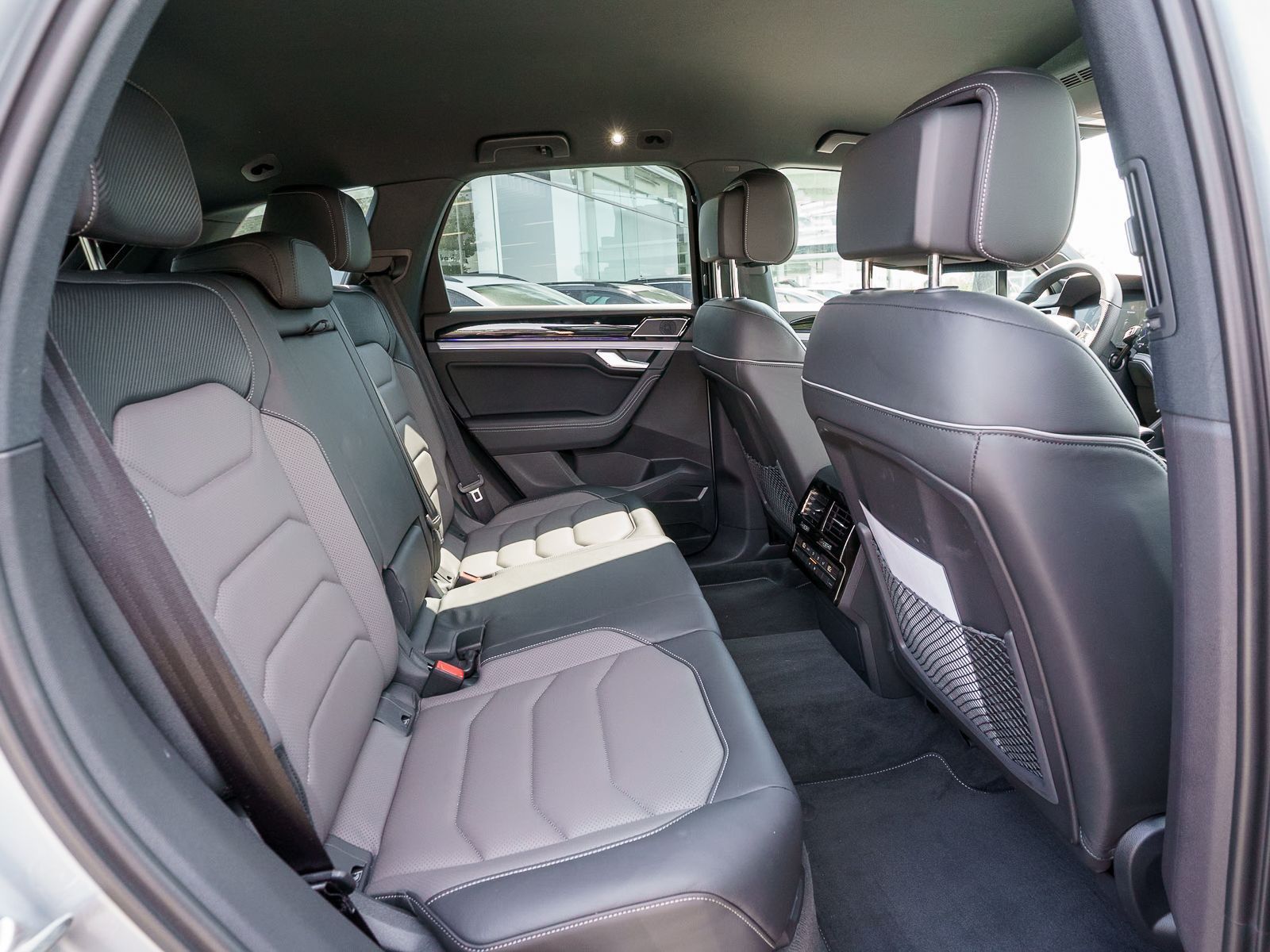 Fahrzeugabbildung Volkswagen Touareg R-Line TDI Head-up DYNAUDIO Standhz AHK