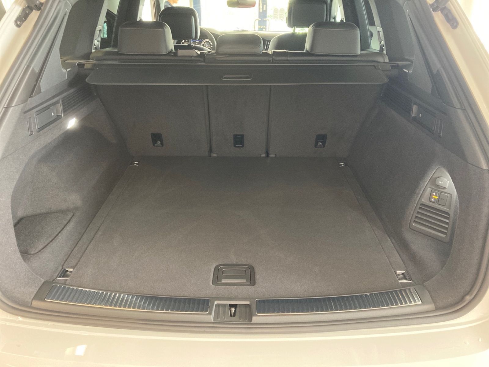 Fahrzeugabbildung Volkswagen Touareg R-Line 3.0 V6 TDI SCR 4MOTION Automatik