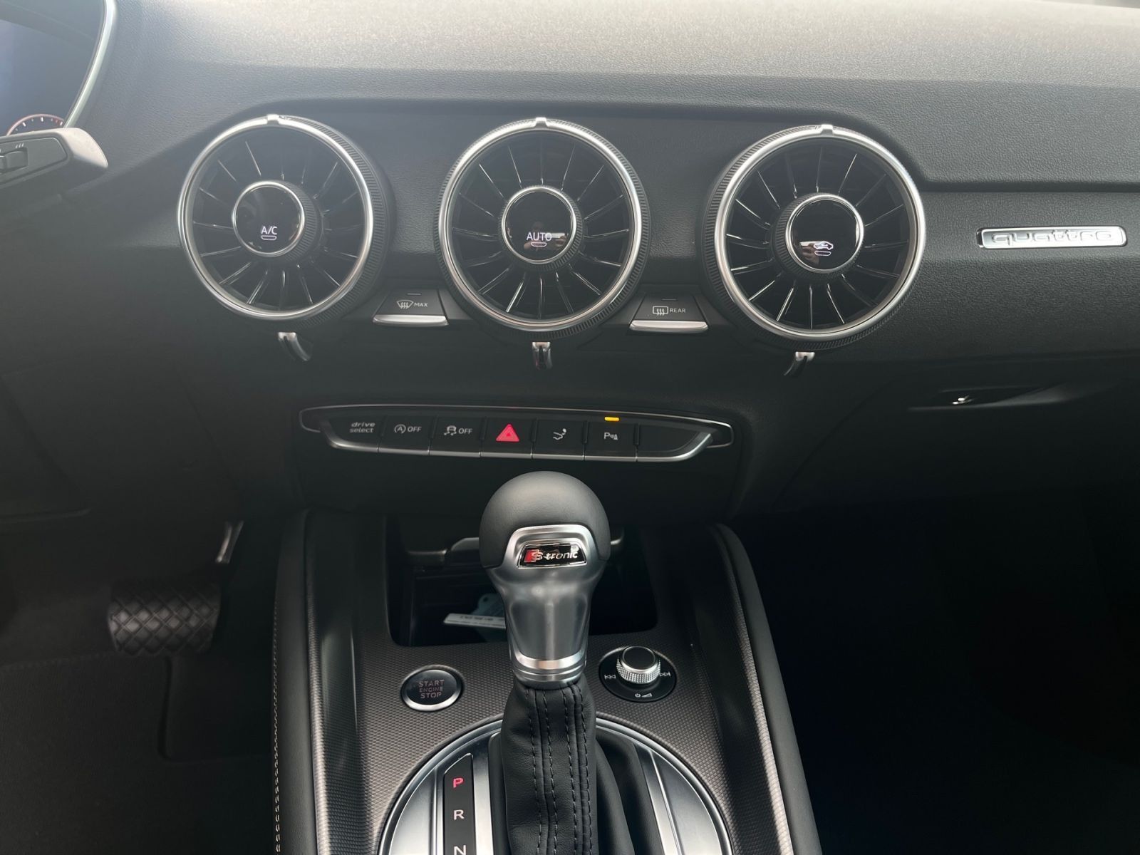 Fahrzeugabbildung Audi TT Roadster 45 TFSI quattro 180(245) kW(PS) S tr