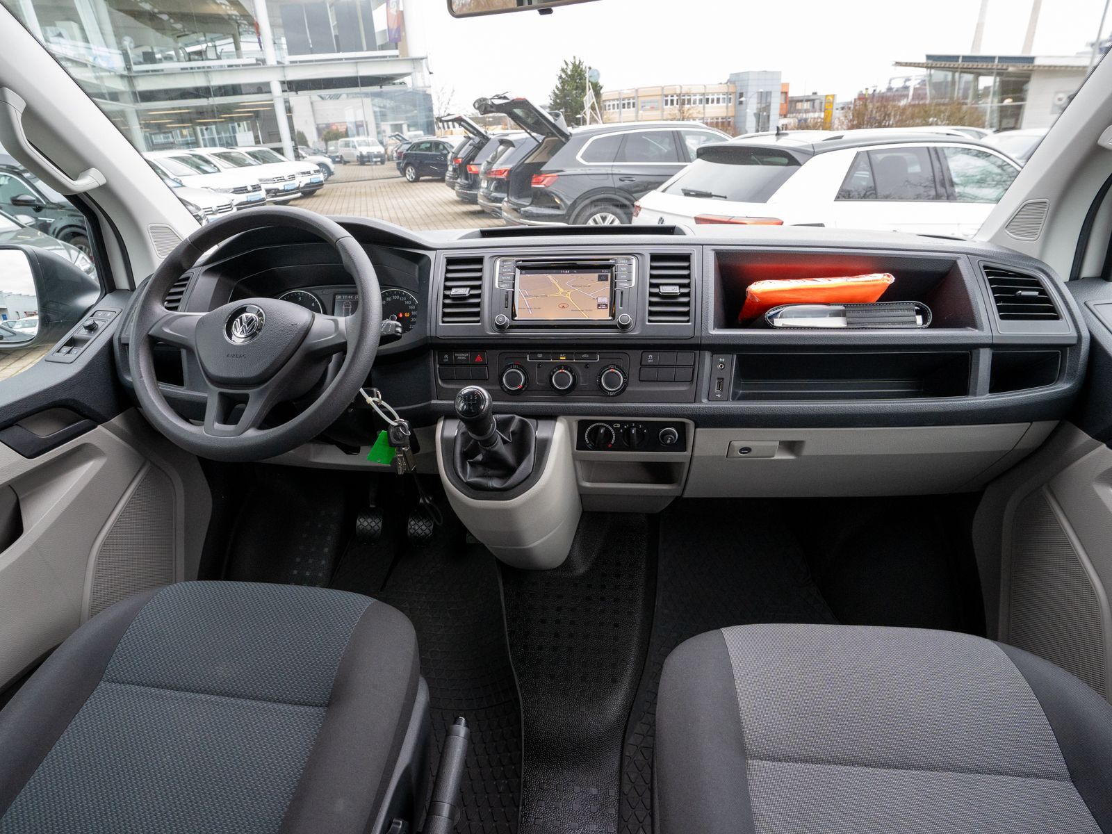 Fahrzeugabbildung Volkswagen T6 Kombi LR 2.0 TDI 5-Sitzer Klima Navi PDC