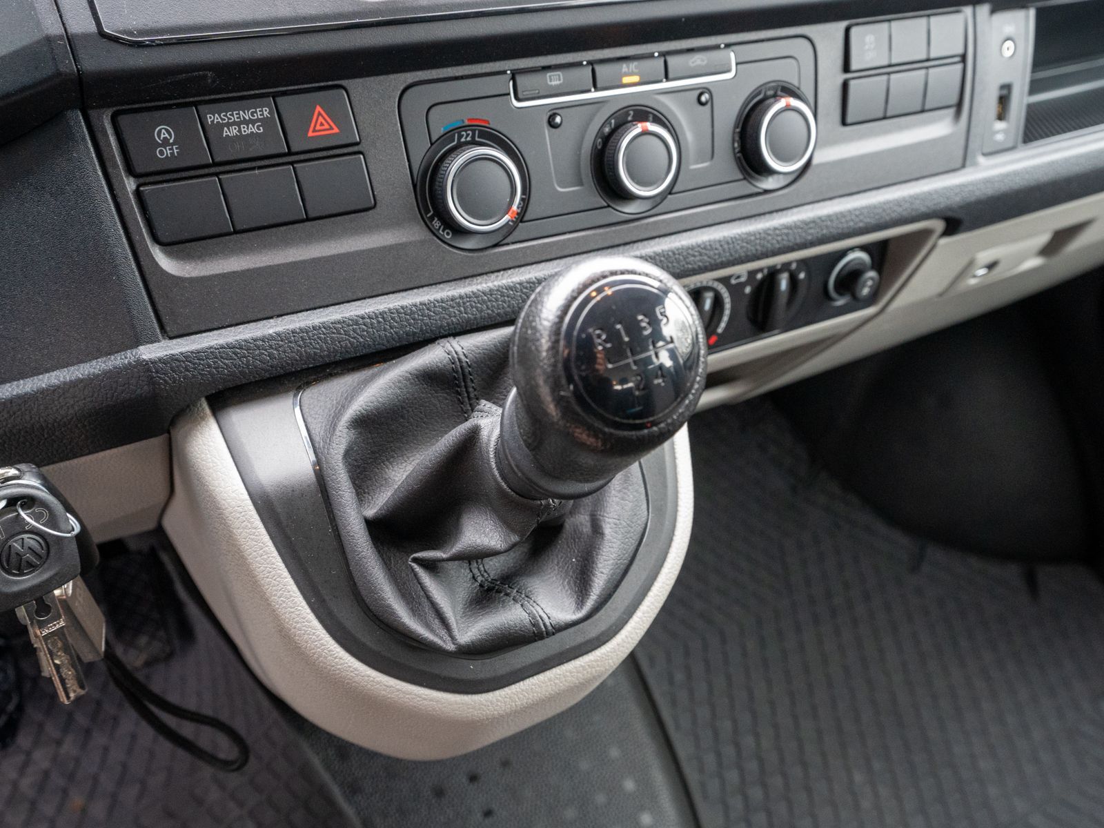 Fahrzeugabbildung Volkswagen T6 Kombi LR 2.0 TDI 5-Sitzer Klima Navi PDC