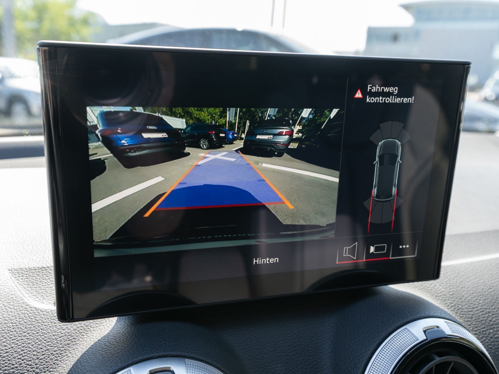 Fahrzeugabbildung Audi Q2 advanced 35TFSI Stroni NAVI LED RFK ACC LEDER