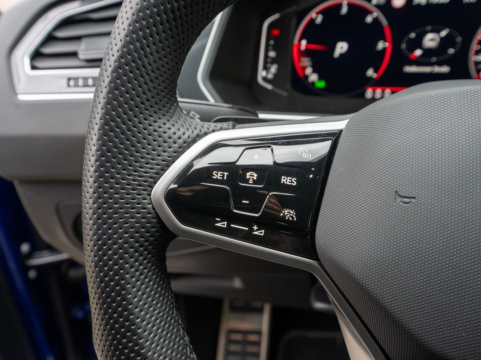 Fahrzeugabbildung Volkswagen Tiguan R-Line 4M 2.0TDI DSG Head-up AHK RFK PANO