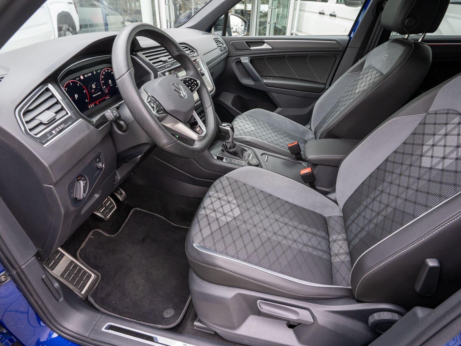 Fahrzeugabbildung Volkswagen Tiguan R-Line 4M 2.0TDI DSG Head-up AHK RFK PANO