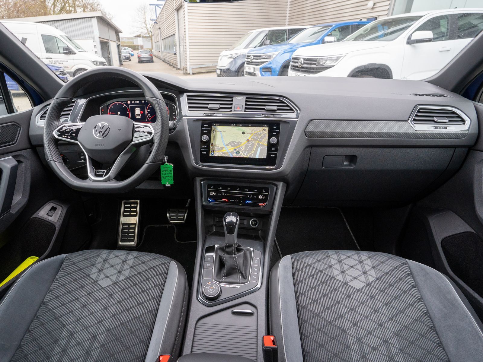 Fahrzeugabbildung Volkswagen Tiguan R-Line 4M 2.0TDI DSG Head-up AHK RFK PANO