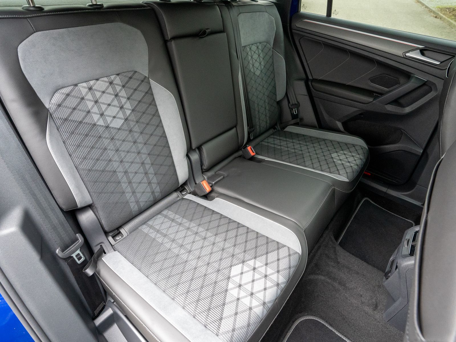 Fahrzeugabbildung Volkswagen Tiguan R-Line 4M 2.0TDI DSG Head-up AHK RFK PANO