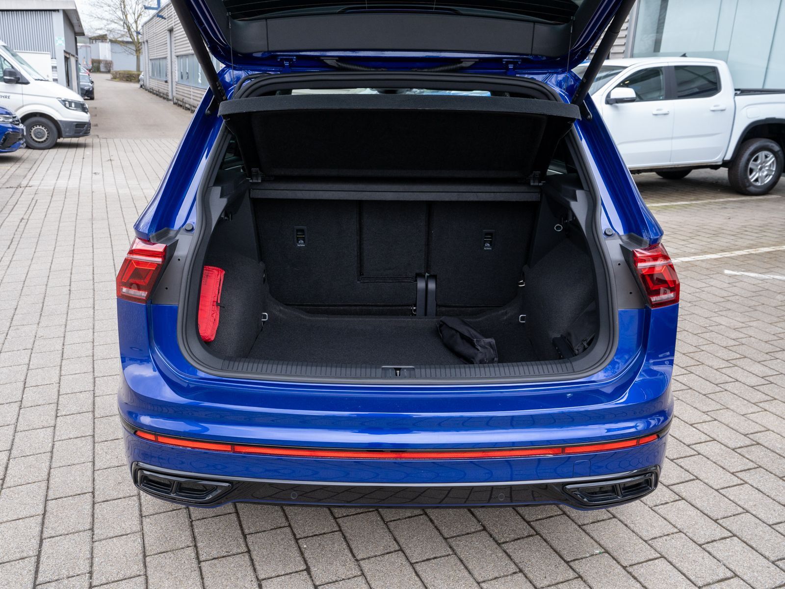 Fahrzeugabbildung Volkswagen Tiguan R-Line 4M 2.0TDI DSG Head-up AHK RFK PANO