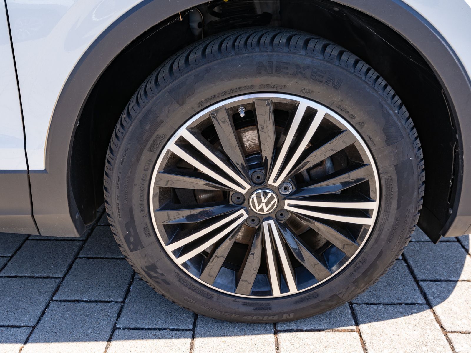 Fahrzeugabbildung Volkswagen Tiguan Active 1.5 TSI DSG LED Navi SHZ RFK