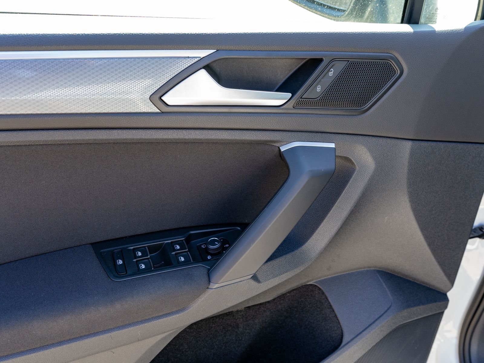 Fahrzeugabbildung Volkswagen Tiguan Active 1.5 TSI DSG LED Navi SHZ RFK