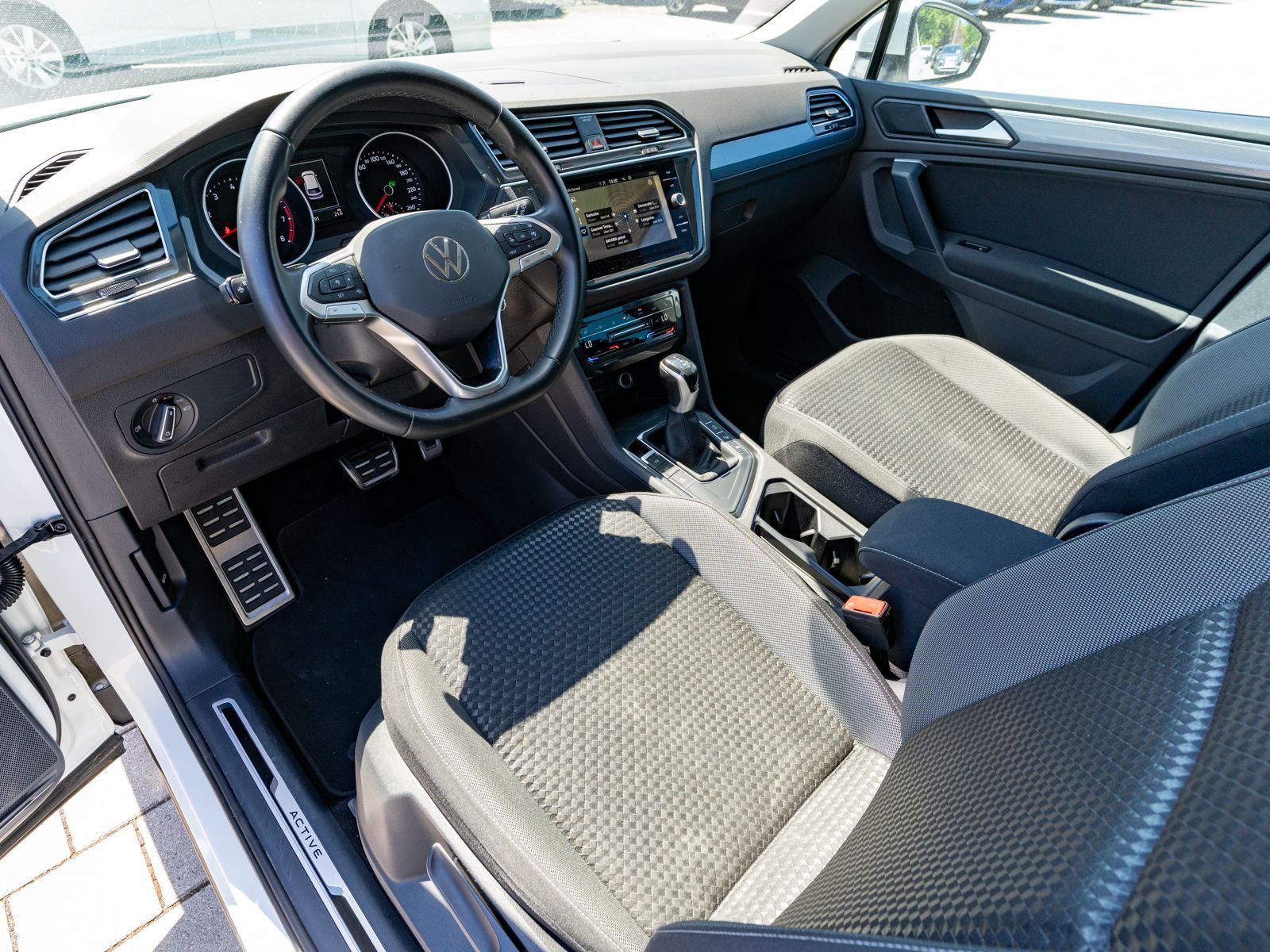 Fahrzeugabbildung Volkswagen Tiguan Active 1.5 TSI DSG LED Navi SHZ RFK