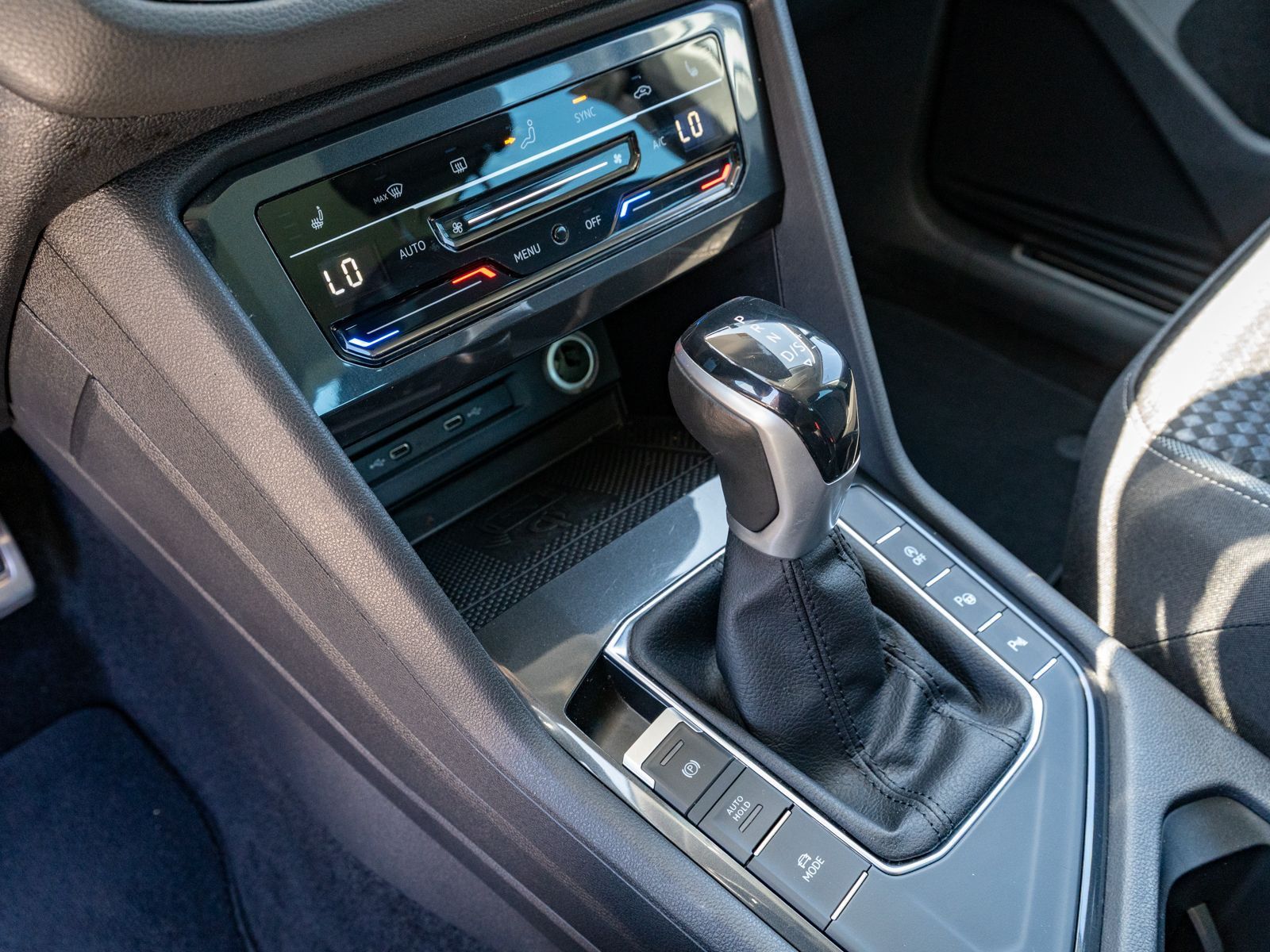 Fahrzeugabbildung Volkswagen Tiguan Active 1.5 TSI DSG LED Navi SHZ RFK