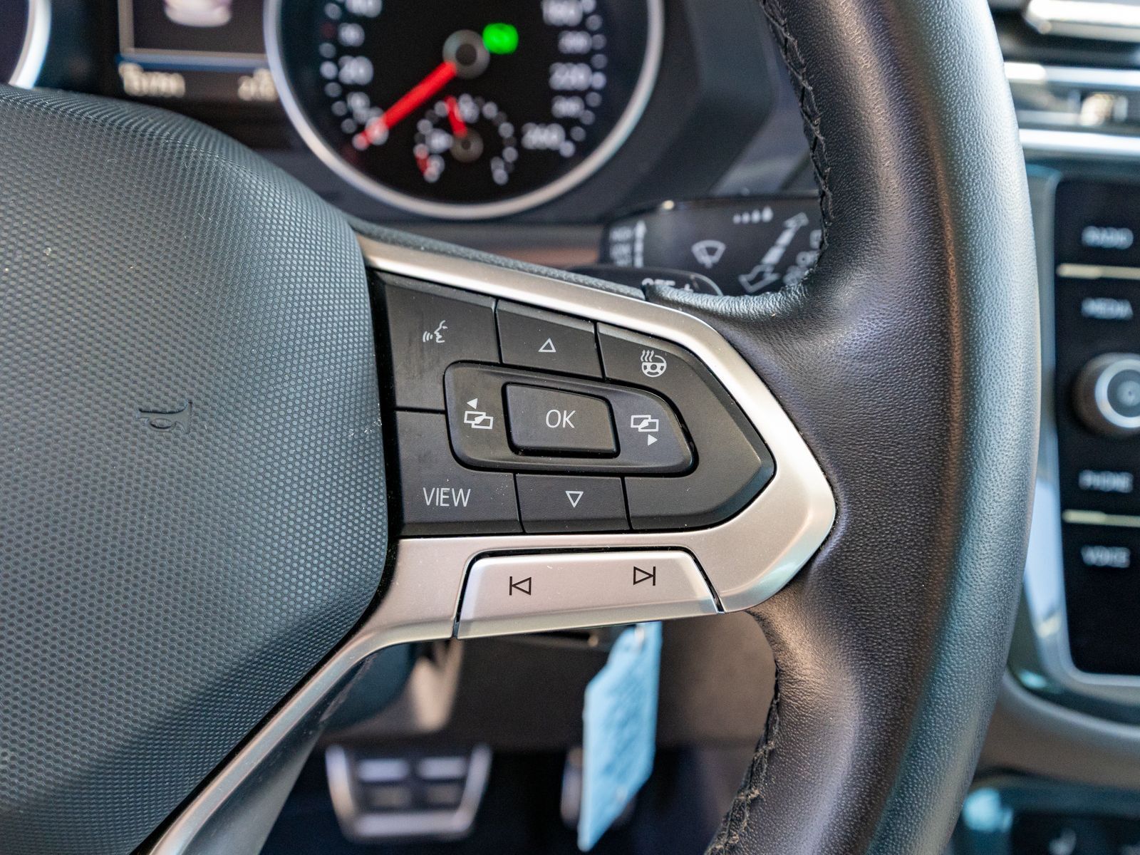 Fahrzeugabbildung Volkswagen Tiguan Active 1.5 TSI DSG LED Navi SHZ RFK