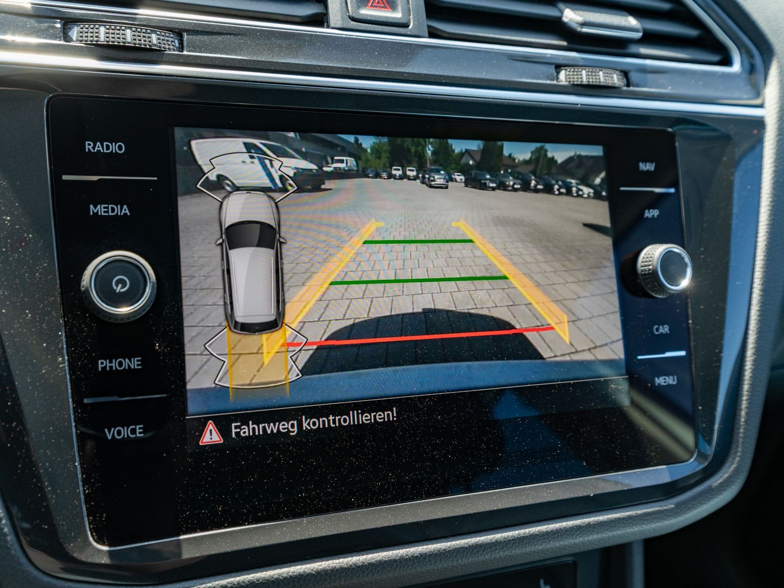 Fahrzeugabbildung Volkswagen Tiguan Active 1.5 TSI DSG LED Navi SHZ RFK