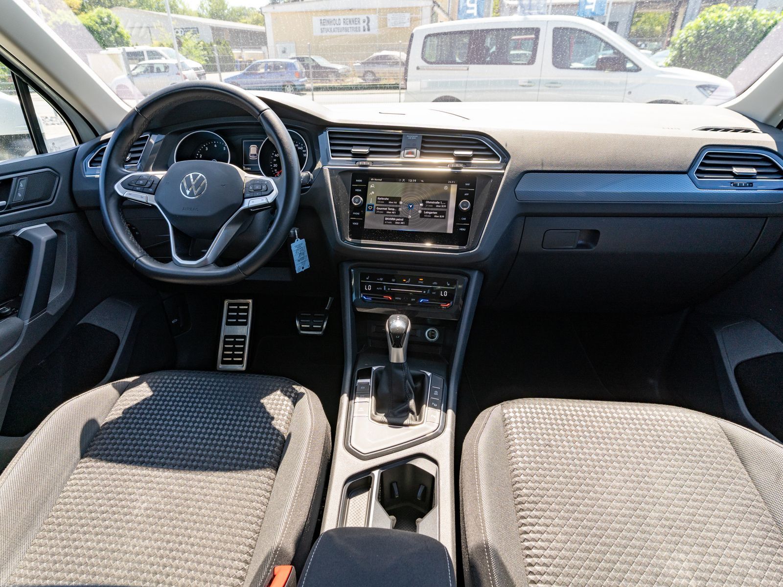 Fahrzeugabbildung Volkswagen Tiguan Active 1.5 TSI DSG LED Navi SHZ RFK