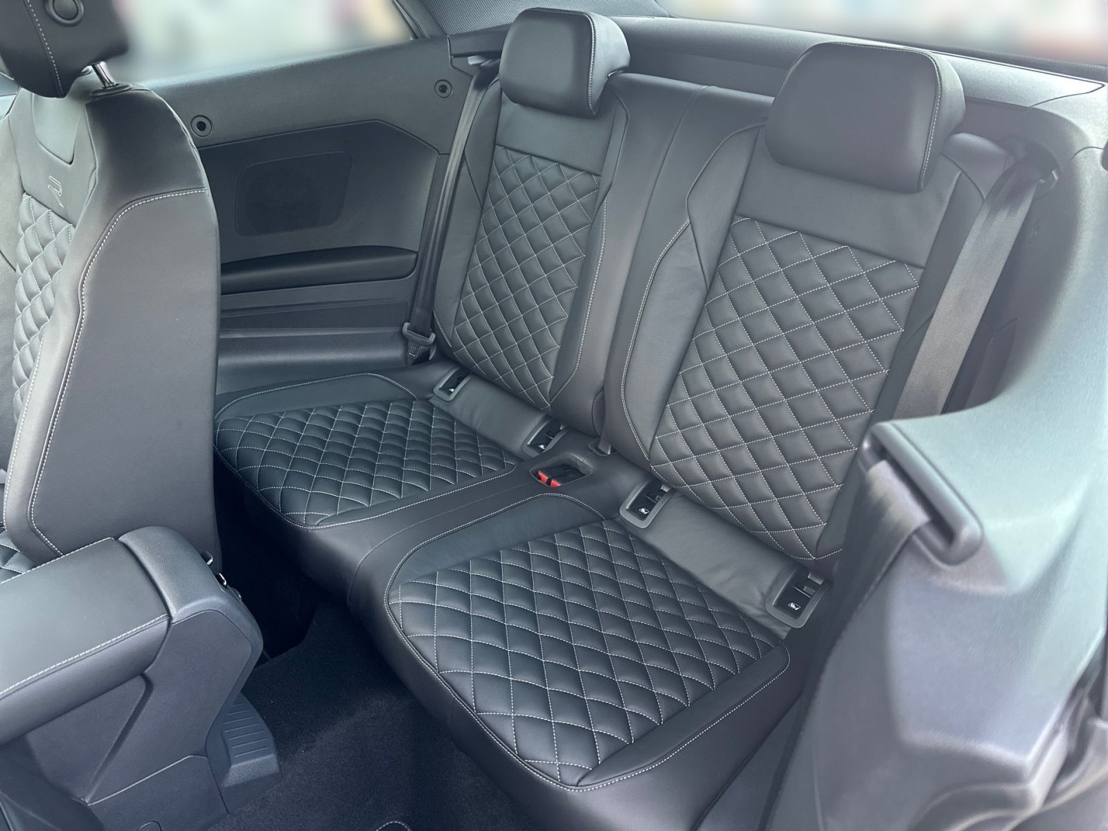 Fahrzeugabbildung Volkswagen T-Roc Cabriolet R-Line 1.5 l TSI OPF SHZ RFK ACC