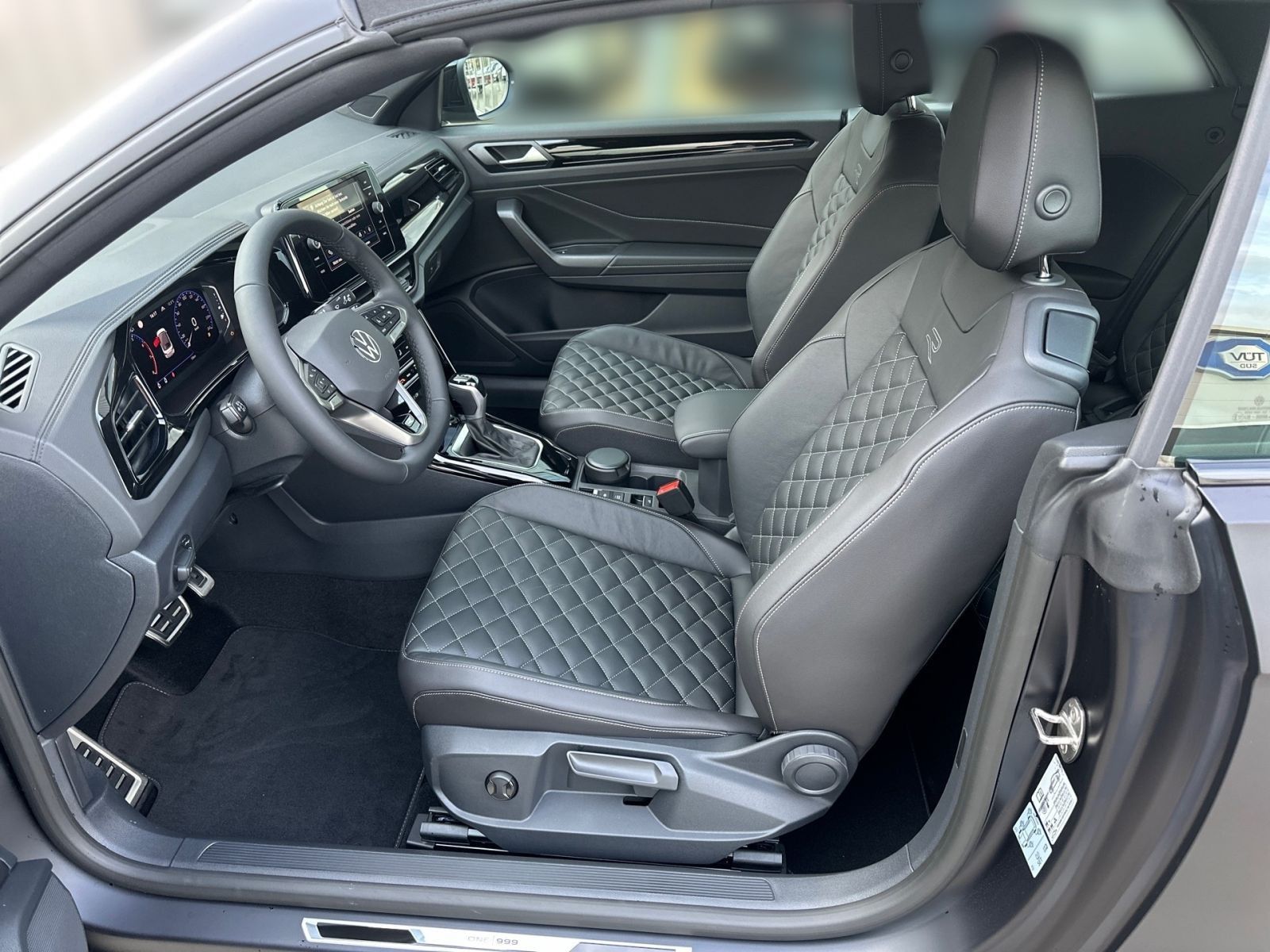 Fahrzeugabbildung Volkswagen T-Roc Cabriolet R-Line 1.5 l TSI OPF SHZ RFK ACC
