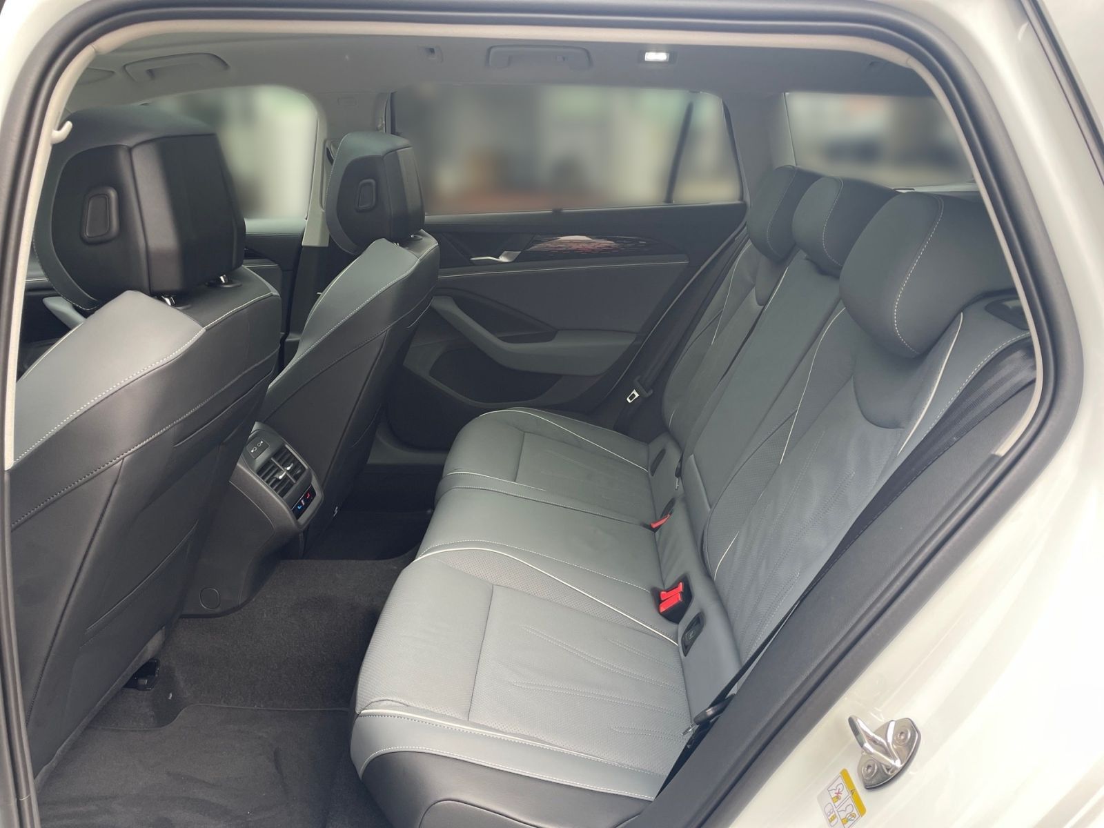 Fahrzeugabbildung Volkswagen Passat Elegance 2,0 l TDI SCR SHZ NAVI ACC RFK