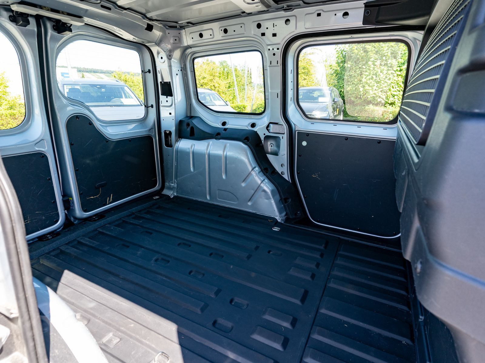 Fahrzeugabbildung Volkswagen Caddy Cargo 1.5TSI DSG Navi PDC RFK SHZ GRA