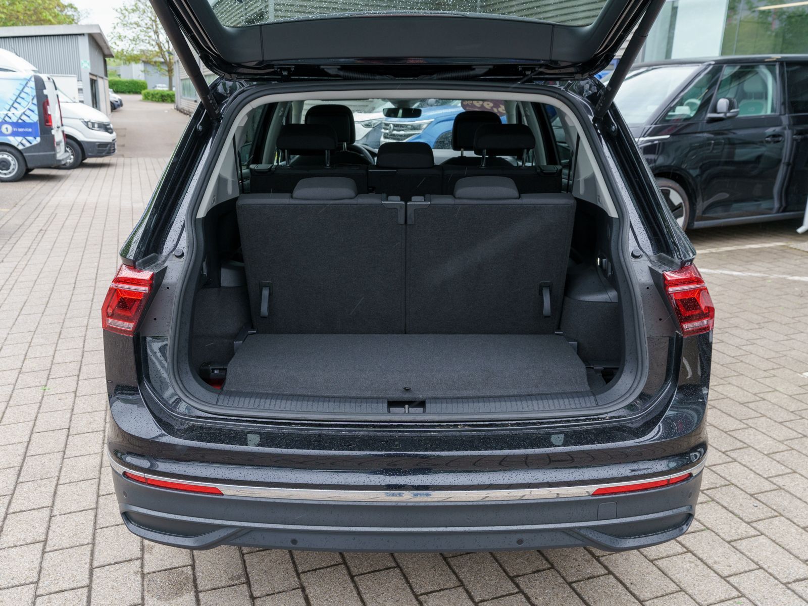 Fahrzeugabbildung Volkswagen Tiguan Allspace Life 2.0 TDI 4M DSG 7-Sitzer AHK