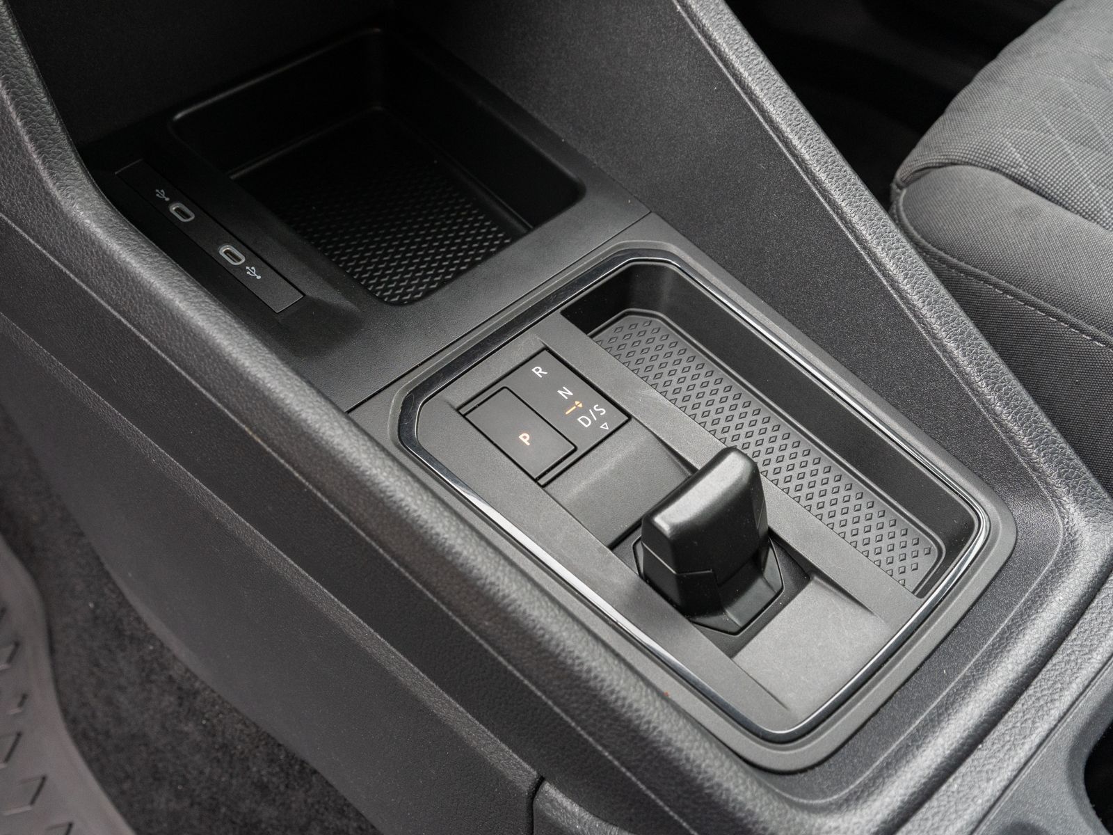 Fahrzeugabbildung Volkswagen Caddy Maxi Life 2.0TDI DSG LED Navi RFK Carplay