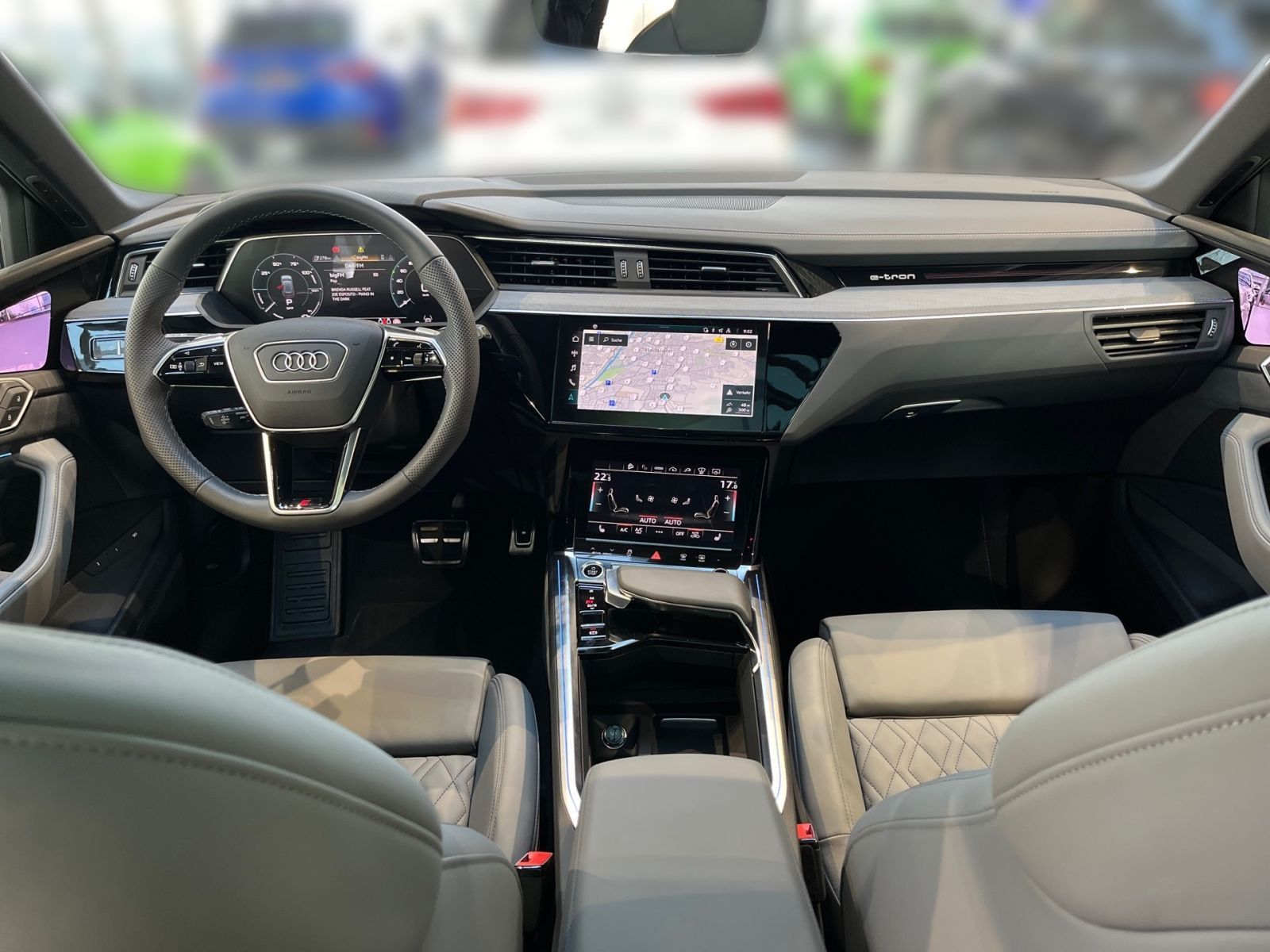 Fahrzeugabbildung Audi Q8 e-tron 55 S line quattro 300 kW Panodach LED