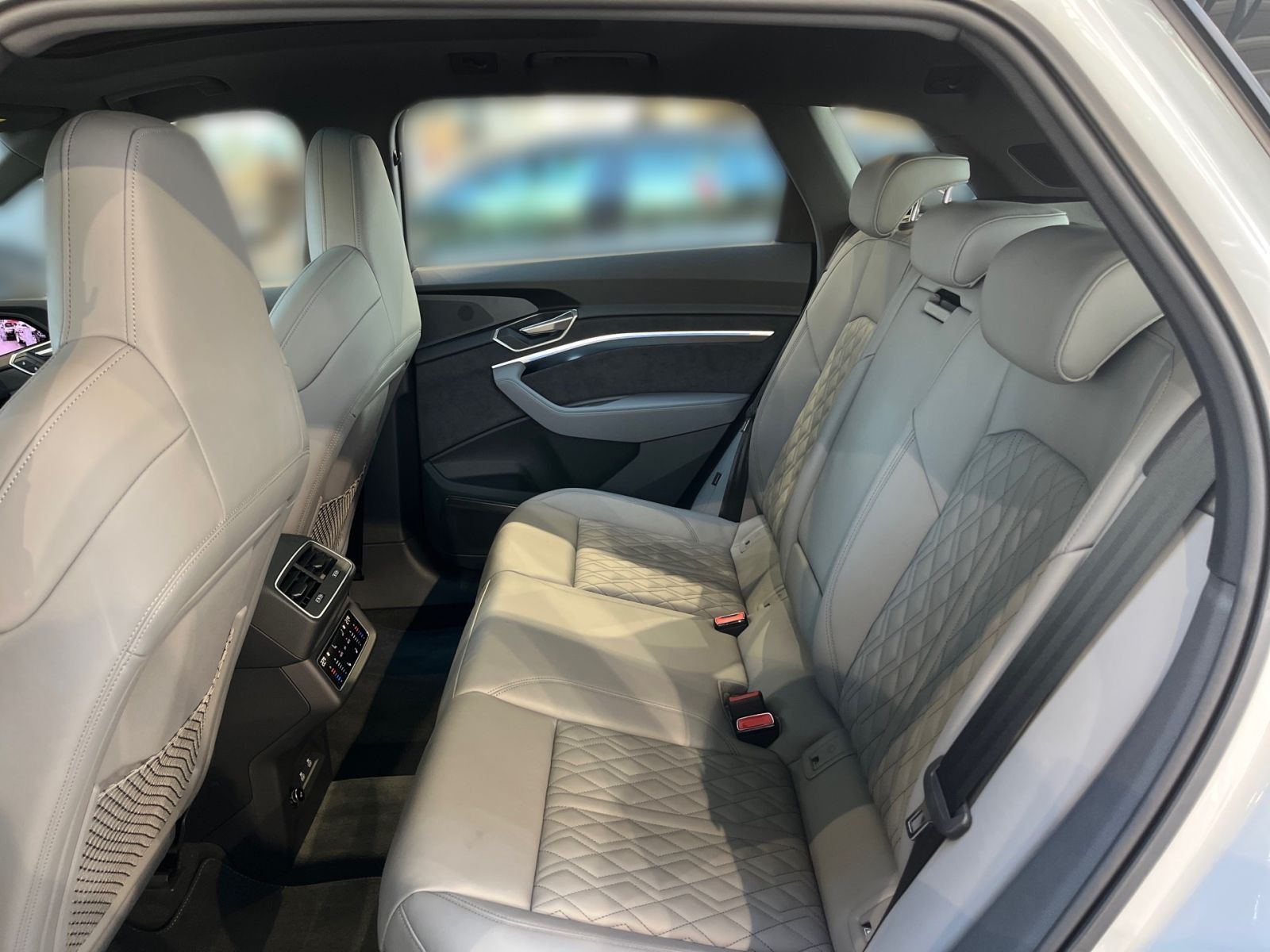 Fahrzeugabbildung Audi Q8 e-tron 55 S line quattro 300 kW Panodach LED