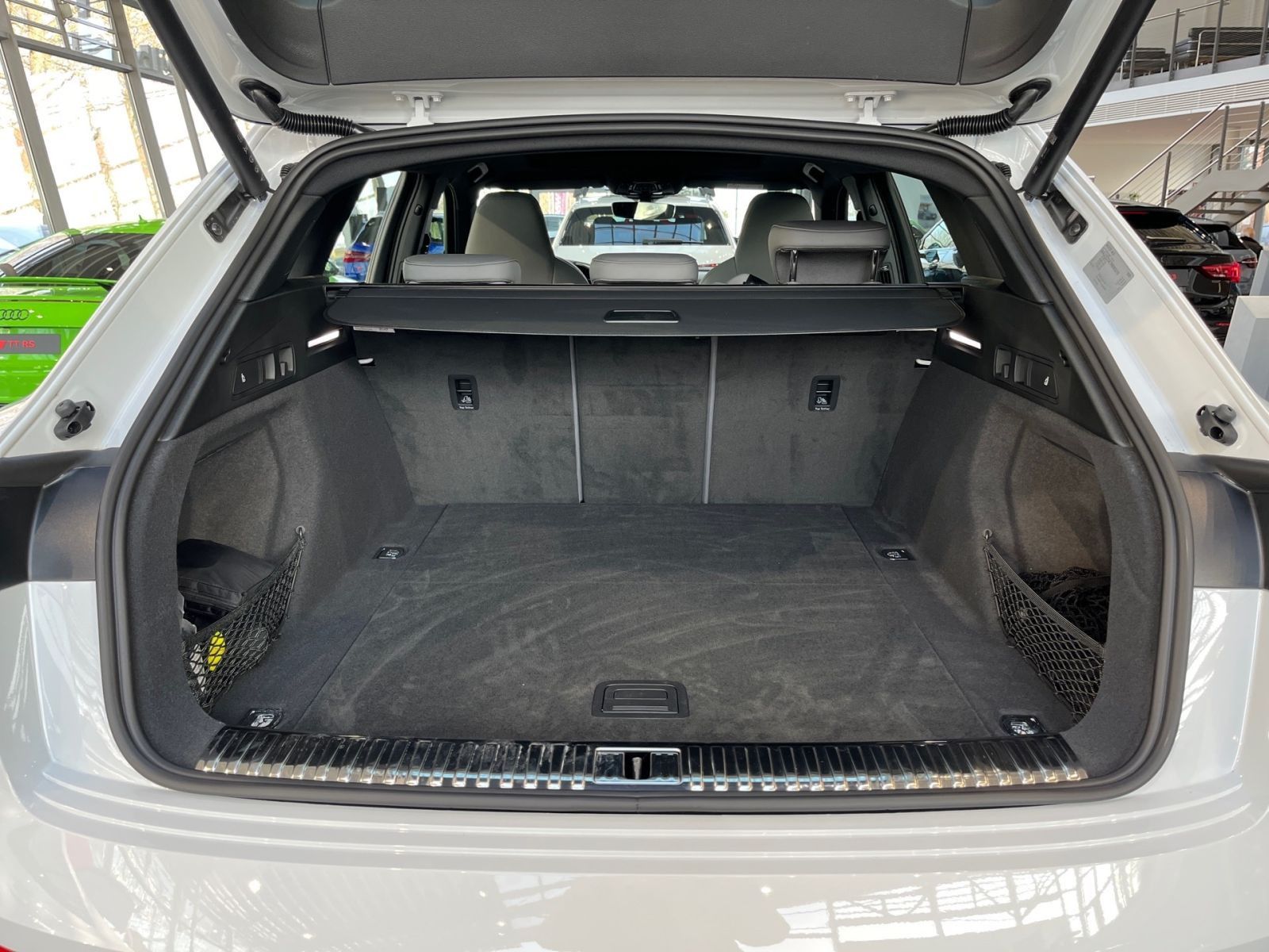 Fahrzeugabbildung Audi Q8 e-tron 55 S line quattro 300 kW Panodach LED