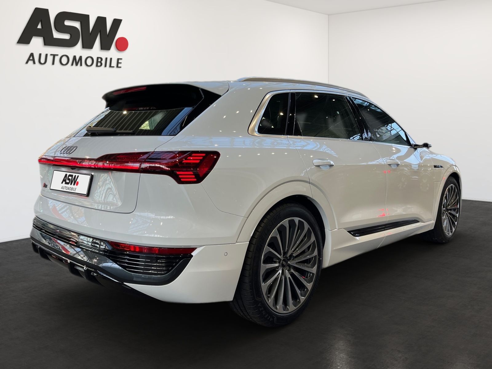 Fahrzeugabbildung Audi Q8 e-tron 55 S line quattro 300 kW Panodach LED