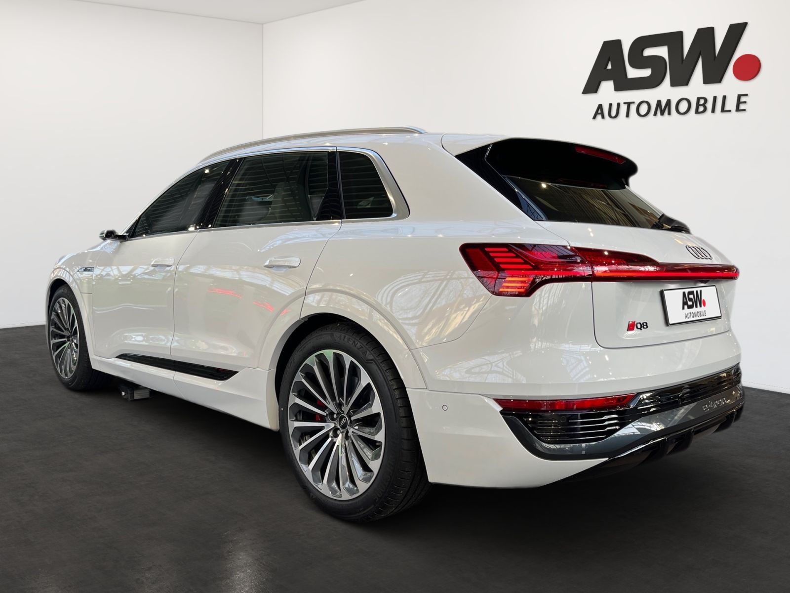 Fahrzeugabbildung Audi Q8 e-tron 55 S line quattro 300 kW Panodach LED