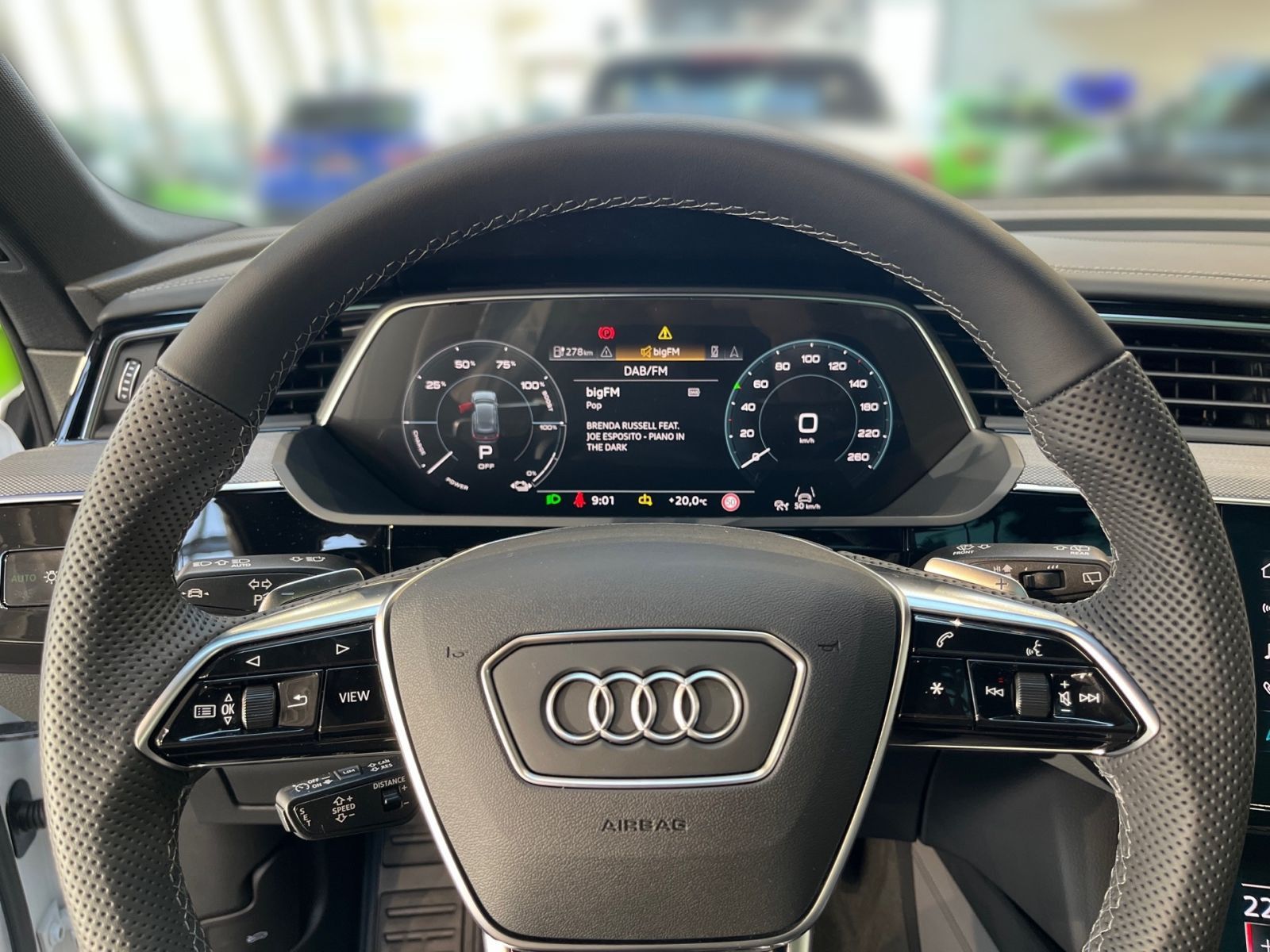 Fahrzeugabbildung Audi Q8 e-tron 55 S line quattro 300 kW Panodach LED