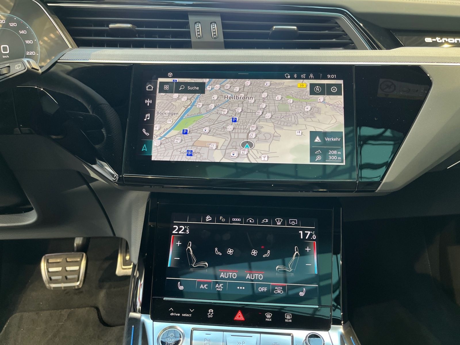 Fahrzeugabbildung Audi Q8 e-tron 55 S line quattro 300 kW Panodach LED