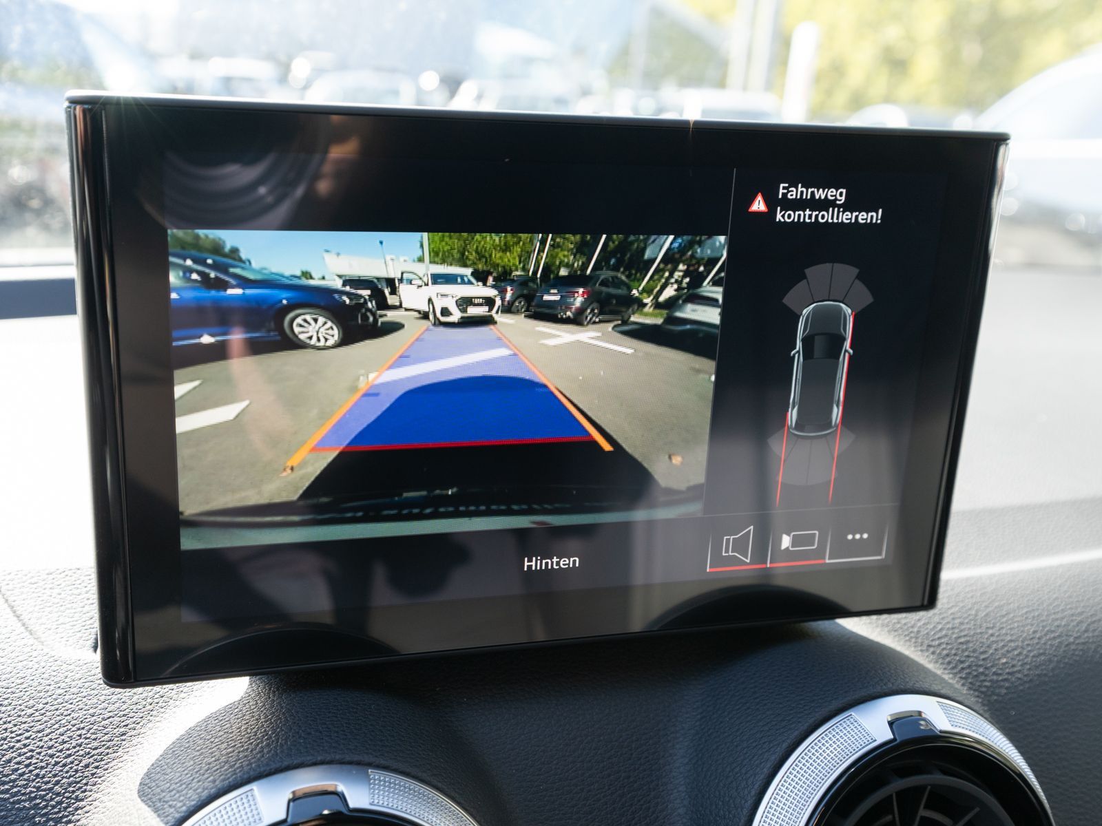 Fahrzeugabbildung Audi Q2 advanced 35TFSI Stroni NAVI LED RFK ACC LEDER