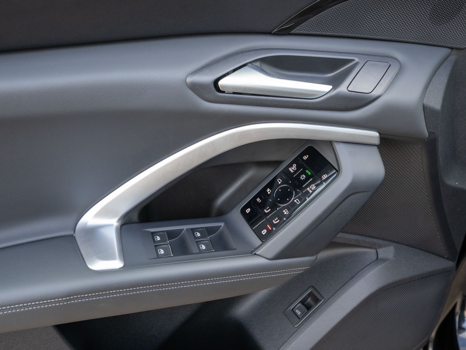 Fahrzeugabbildung Audi Q5 SUV TDI quattro Stronic LED Navi RFK PANO AHK