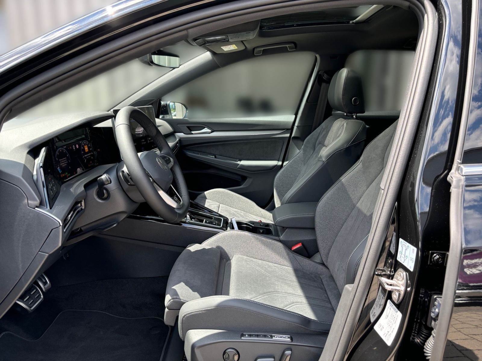 Fahrzeugabbildung Volkswagen Golf 1.5 eTSI Edition 50 DSG LED HeadUp Navi ACC