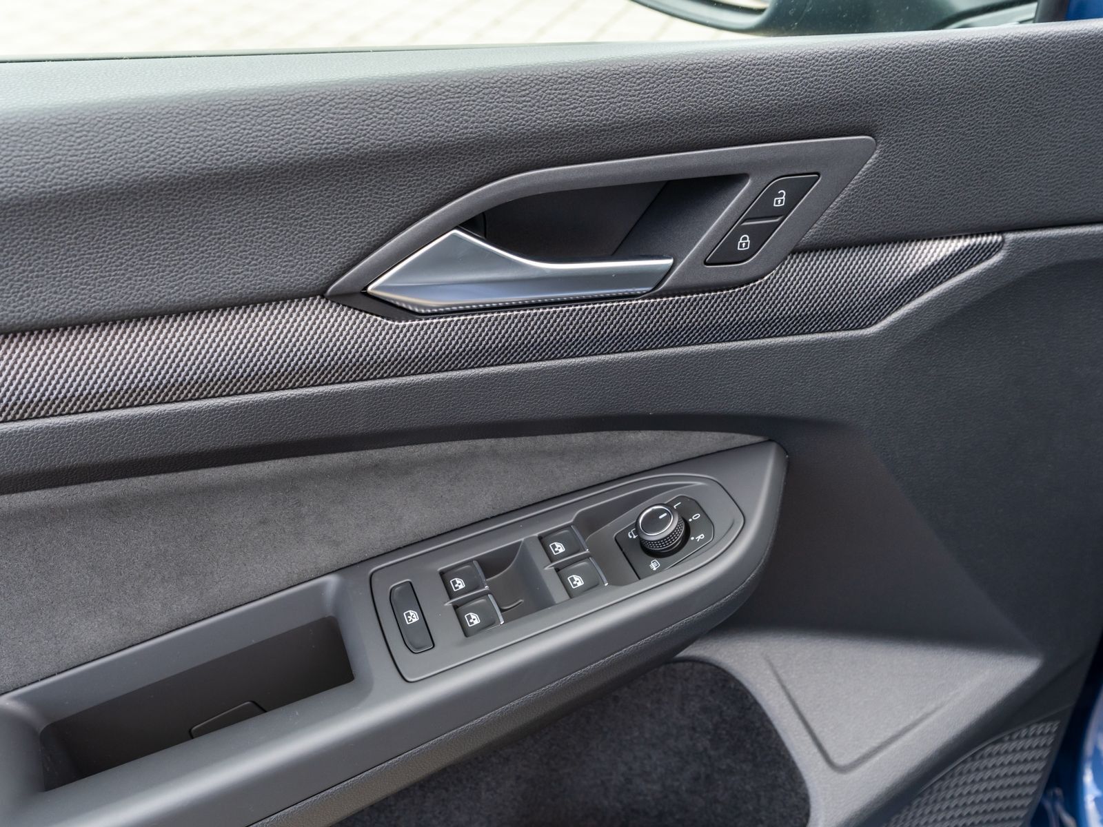 Fahrzeugabbildung Volkswagen Golf R-Line 2.0TDI DSG LED Nav RFK HUD Stdhz AHK