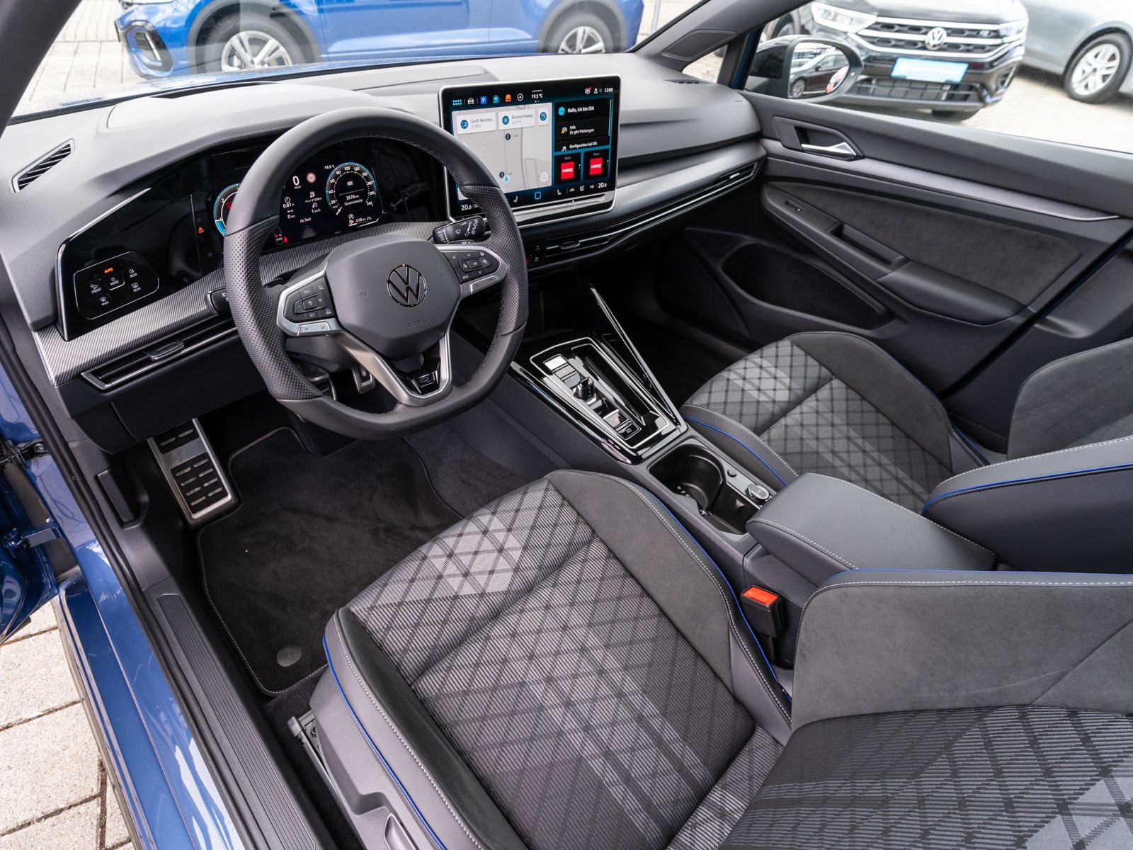 Fahrzeugabbildung Volkswagen Golf R-Line 2.0TDI DSG LED Nav RFK HUD Stdhz AHK