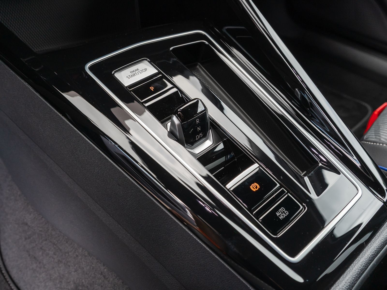Fahrzeugabbildung Volkswagen Golf R-Line 2.0TDI DSG LED Nav RFK HUD Stdhz AHK