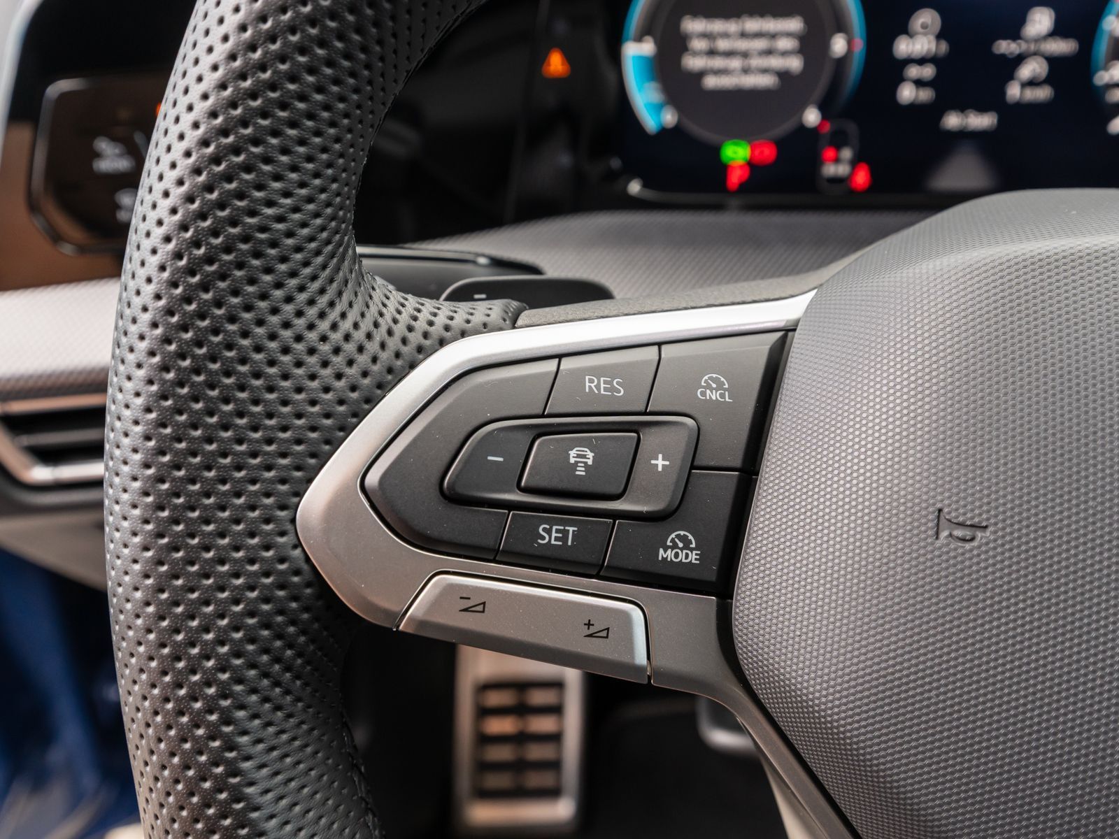 Fahrzeugabbildung Volkswagen Golf R-Line 2.0TDI DSG LED Nav RFK HUD Stdhz AHK