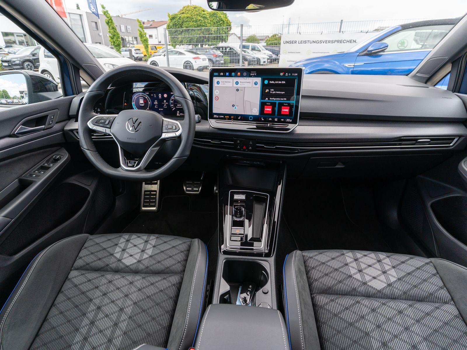 Fahrzeugabbildung Volkswagen Golf R-Line 2.0TDI DSG LED Nav RFK HUD Stdhz AHK