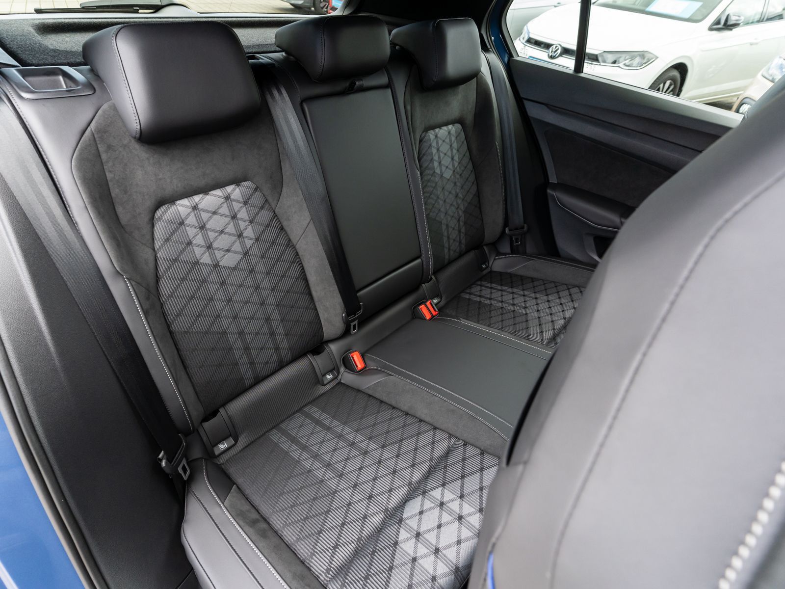 Fahrzeugabbildung Volkswagen Golf R-Line 2.0TDI DSG LED Nav RFK HUD Stdhz AHK