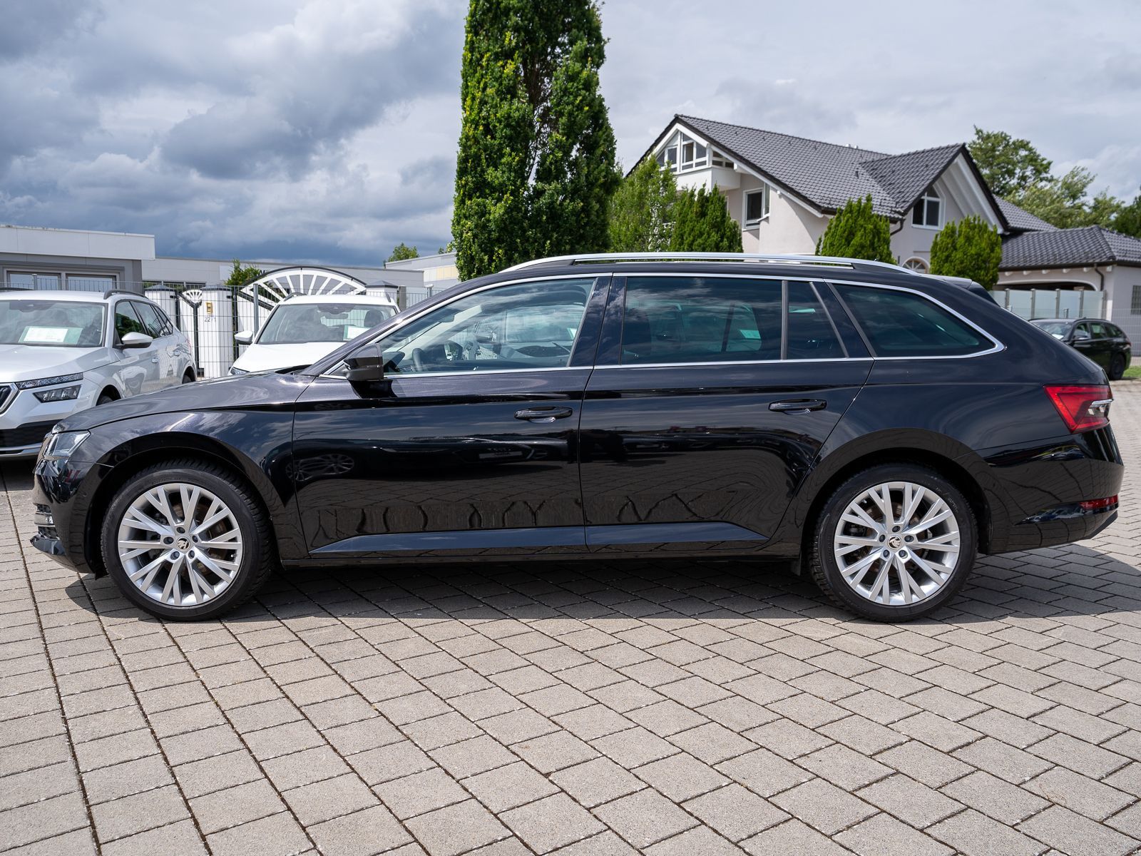 Fahrzeugabbildung SKODA Superb Combi Style 2,0 TDI DSG Navi Standhz AHK