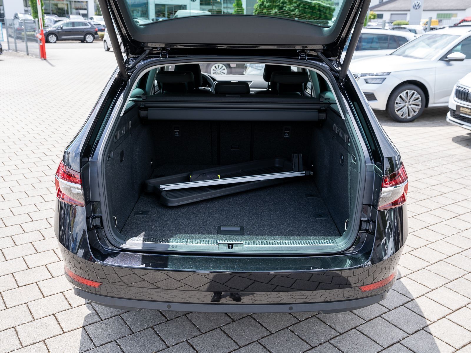 Fahrzeugabbildung SKODA Superb Combi Style 2,0 TDI DSG Navi Standhz AHK