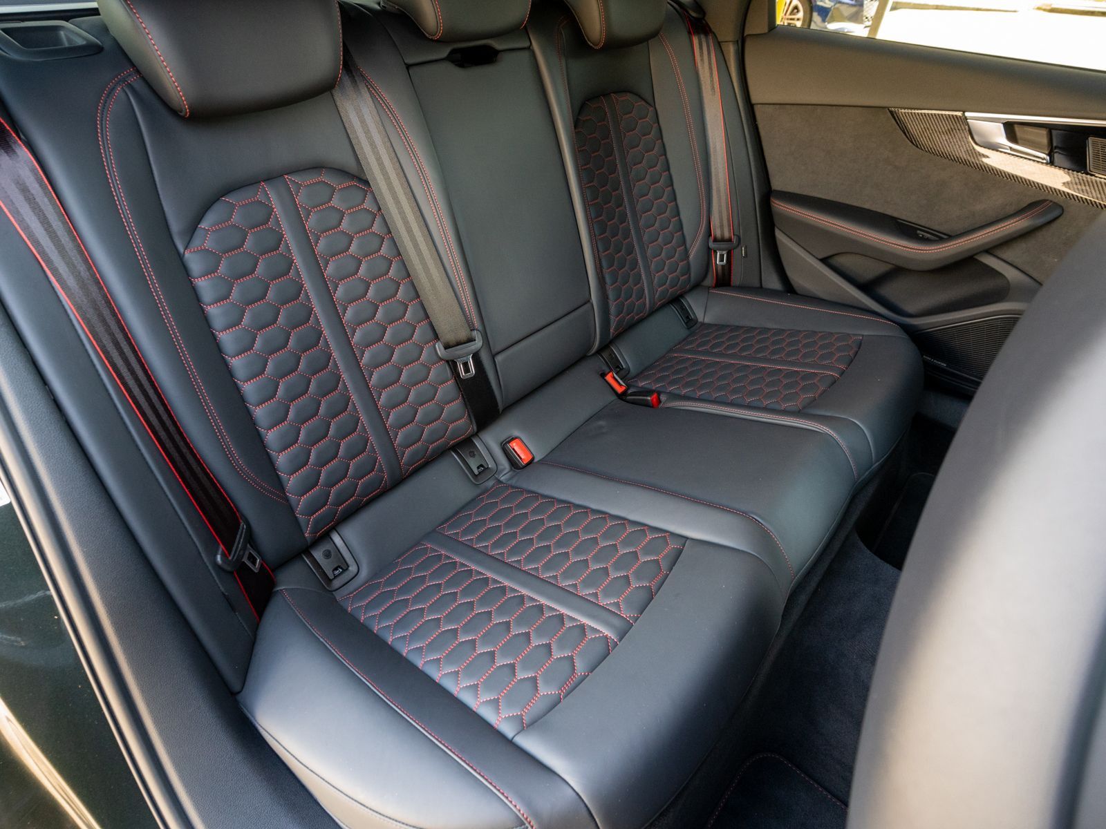 Fahrzeugabbildung Audi RS 4 Avant tiptronic 360° PANO B&O RS-AGA 280kmh