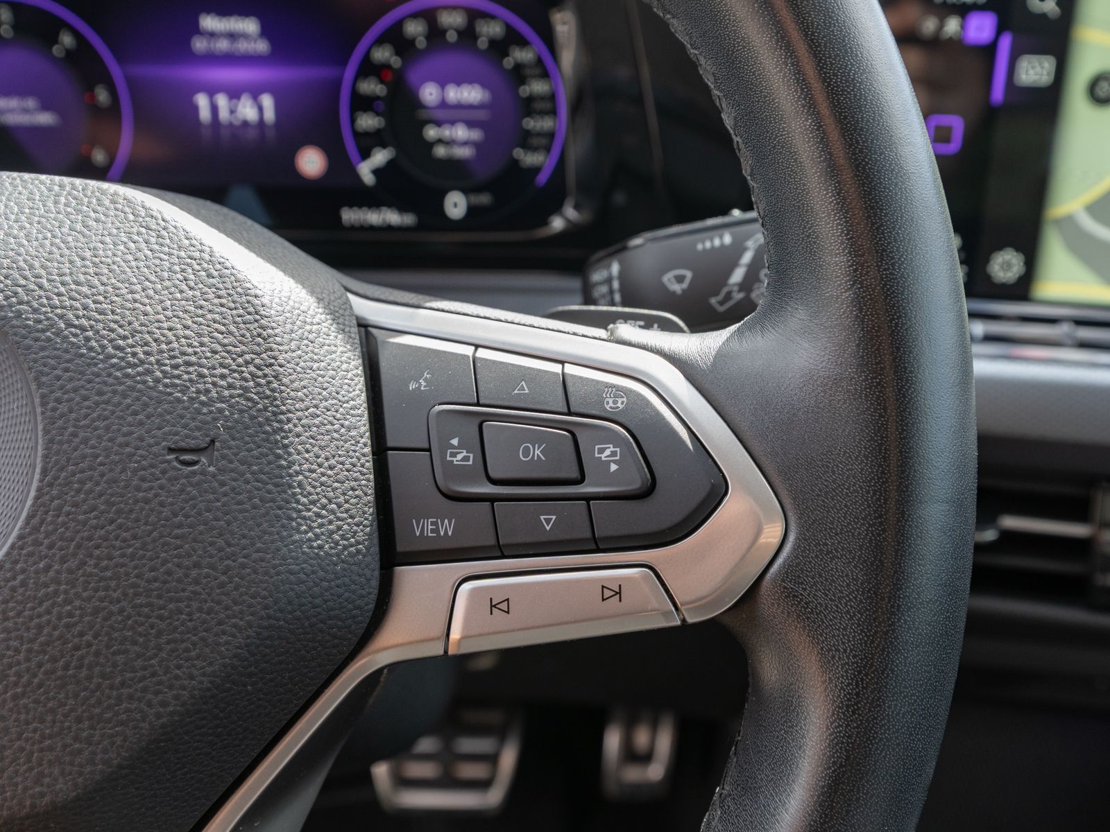 Fahrzeugabbildung Volkswagen Golf Active 2.0 TDI DSG LED Navi RFK ACC SHZ AHK