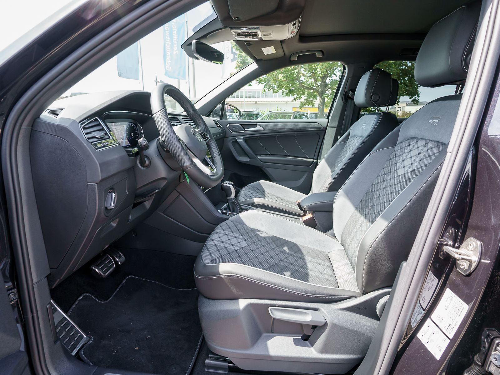 Fahrzeugabbildung Volkswagen Tiguan R-Line 2.0 TDI DSG LED NAVI RFK AHK PANO