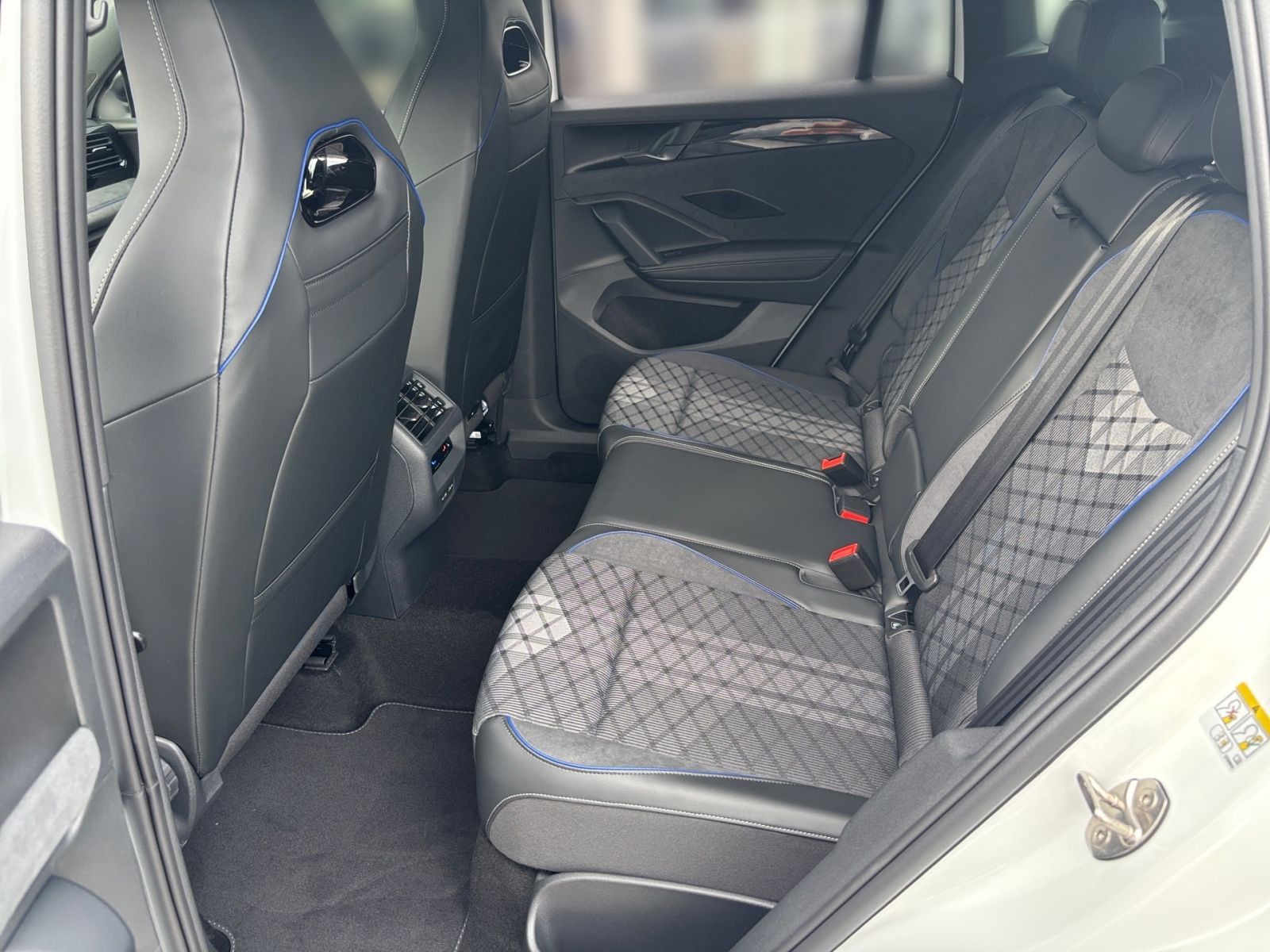 Fahrzeugabbildung Volkswagen Tiguan R-Line 2.0 TDI 4M DSG Head-Up 360°-Kamera