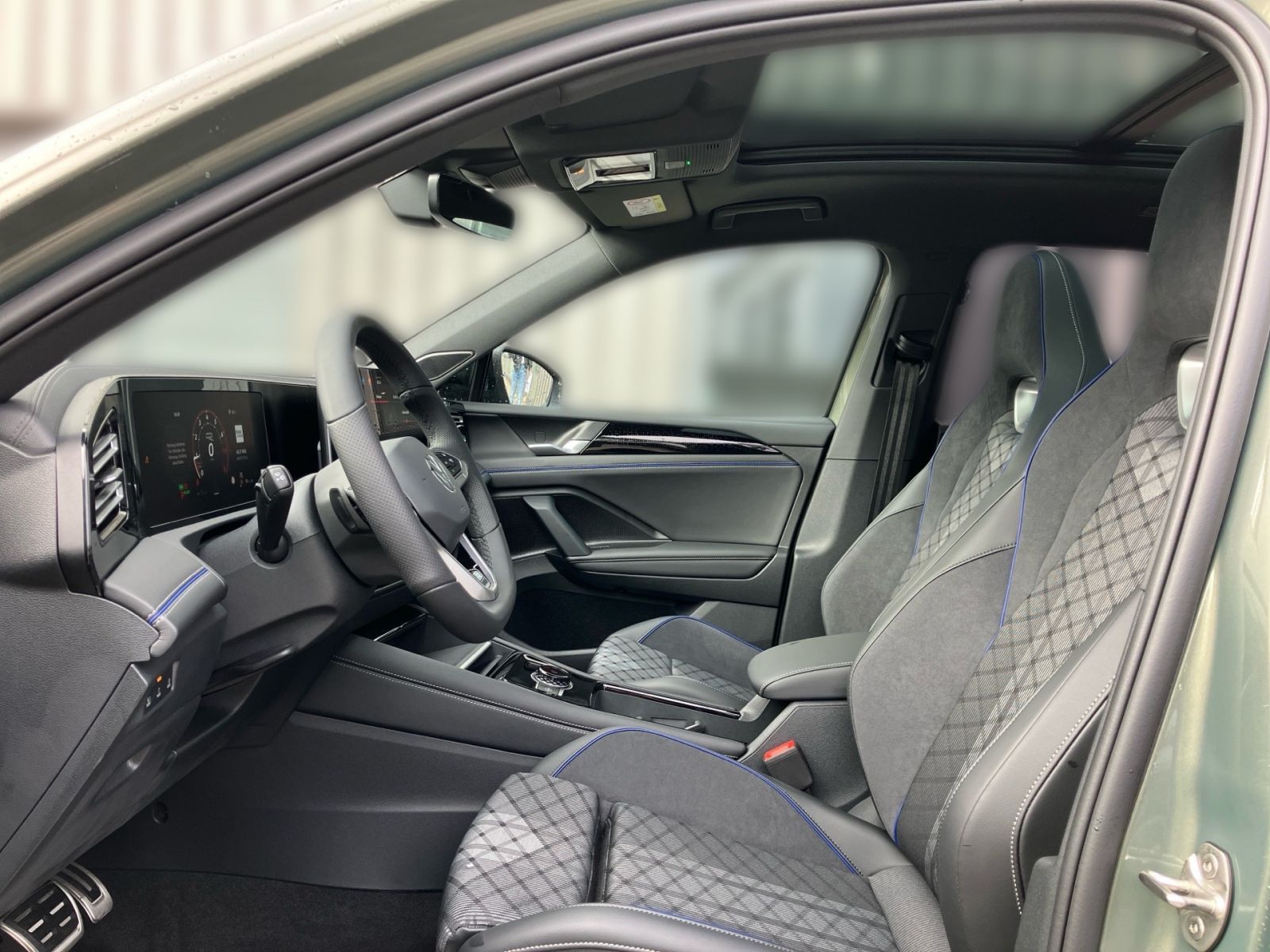 Fahrzeugabbildung Volkswagen Tiguan R-Line 1.5 l eTSI 150 PS DSG AHK Panorama
