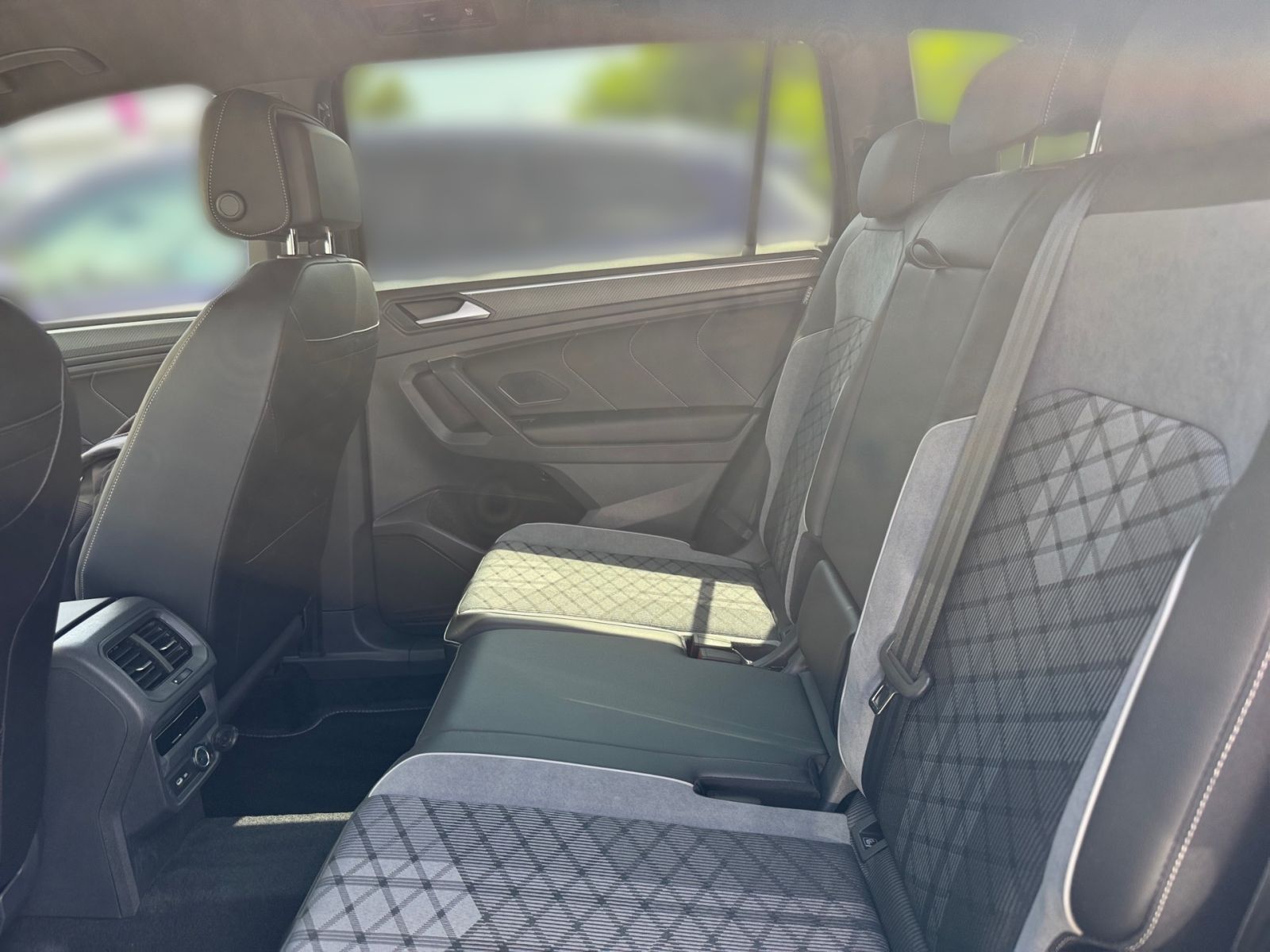 Fahrzeugabbildung Volkswagen Tiguan Allspace R-Line 2.0 TDI SCR 4MOTION 147kW